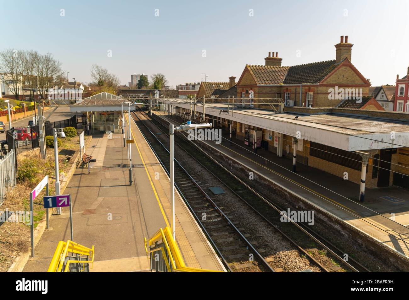 Westcliff-on-Sea, Großbritannien. März 2020. Erhöhter Blick auf den Bahnhof Westcliff-on-Sea in Essex während der COVID-19-Lockdown 2020. Da der Schienenverkehr für wichtige Reisen beibehalten wurde, unterstützte die Bahnhofsinfrastruktur Schlüsselarbeiter, die an vorderster Front arbeiten. Die ruhigen Bahnsteige und die Abwesenheit von Fahrgästen spiegeln die gedämpfte Atmosphäre des öffentlichen Verkehrs aus der Pandemie wider. Die von C2C betriebene Station blieb eine wichtige Verbindung für das NHS-Personal und andere wichtige Arbeiter. Penelope Barritt/Alamy Live News Stockfoto