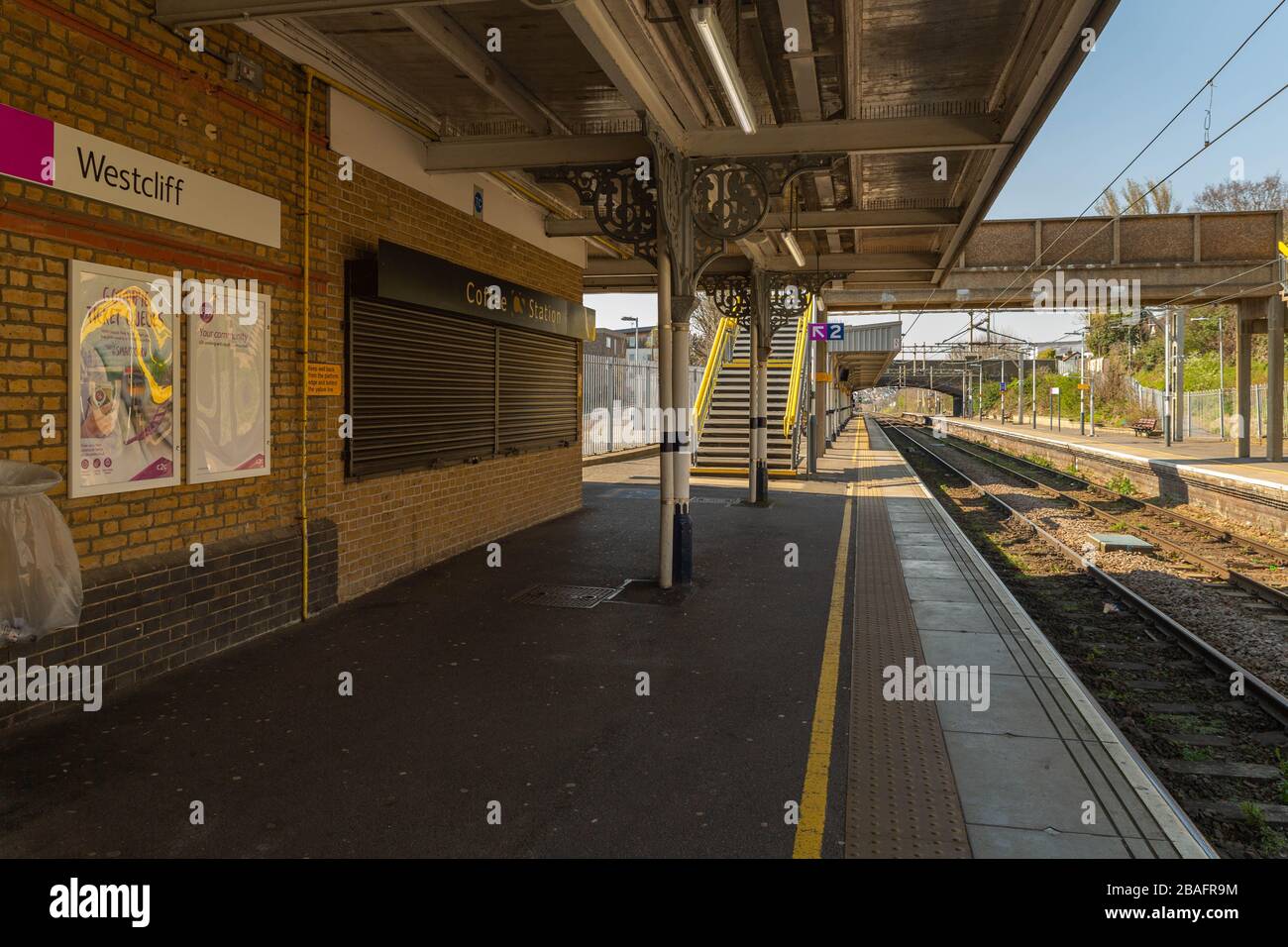 Westcliff-on-Sea, Großbritannien. März 2020. Trotz eines regulären Zugverkehrs scheint es nur sehr wenige Menschen zu geben, die den C2C-Bahnverkehr zu Stoßzeiten nutzen. Penelope Barritt/Alamy Live News Stockfoto