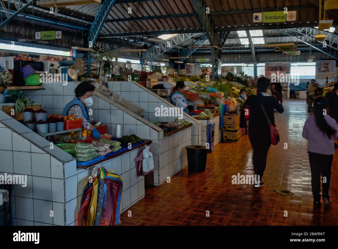 Coronavirus leert fast den Lebensmittelmarkt in Cotacachi und einige Stallhalter tragen Masken, aber nicht die Kunden. Stockfoto