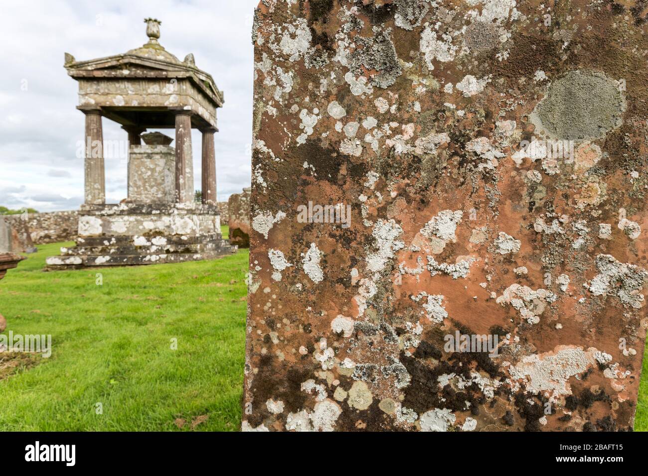 Flechten auf dem Grabstein, Old Castleton Cemetery, Newcastleton, St Martin's Churchyard, Byerholm, Castleton, Roxburghshire, Schottland Stockfoto