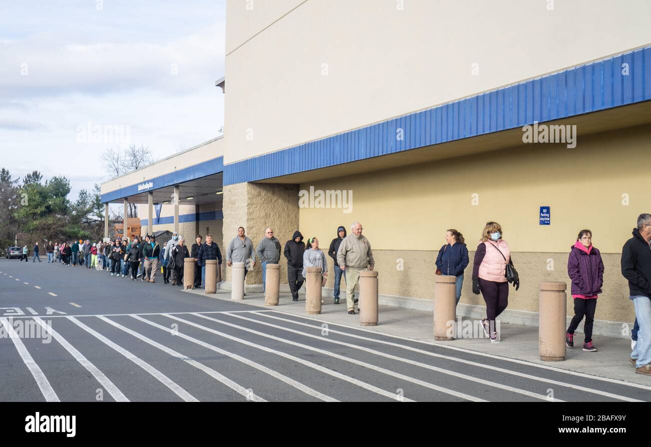 Reading, Berks County, Pennsylvania, USA - 21. März 2020: Eine lange Reihe von Menschen, die in den Laden gehen, um Zubehör zu kaufen. Stockfoto