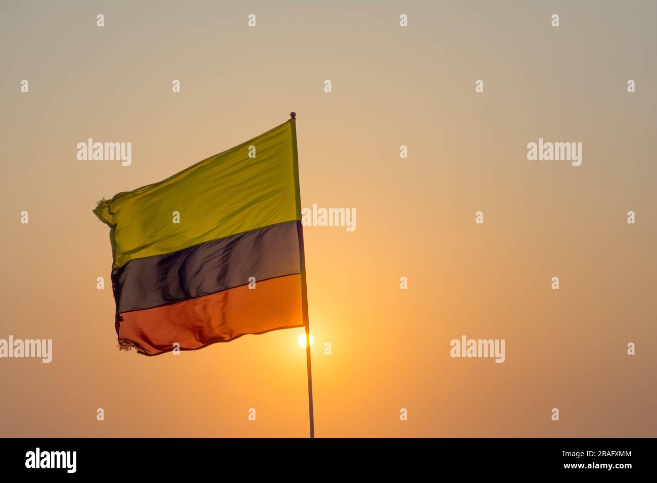 Kolumbianische Flagge schwenkt mit Sonnenuntergang Stockfoto