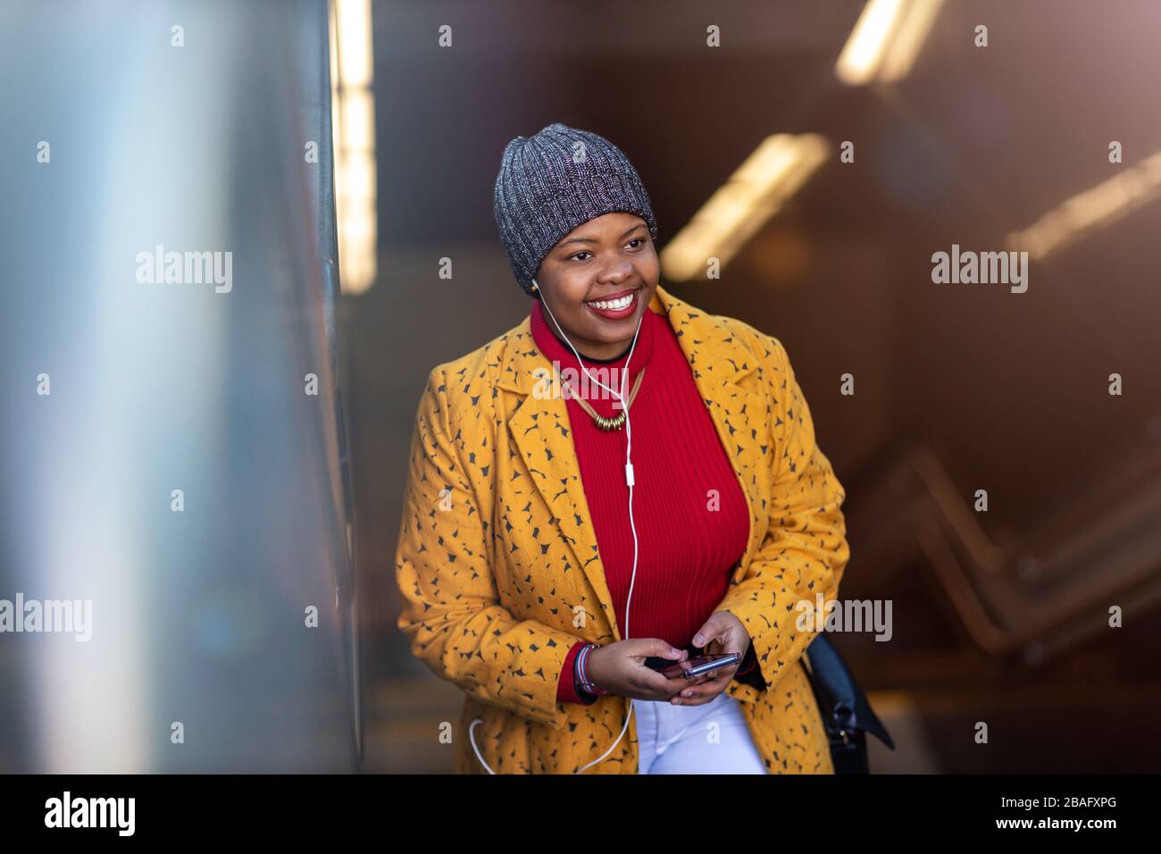 Junge Frau mit Smartphone in einem städtischen Stadtgebiet Stockfoto