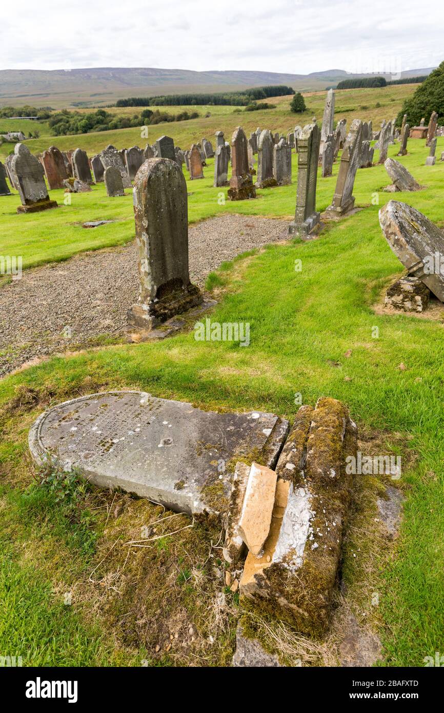 Verfallener Grabstein, Old Castleton Cemetery, Newcastleton, St Martin's Churchyard, Byerholm, Castleton, Roxburghshire, Schottland Stockfoto