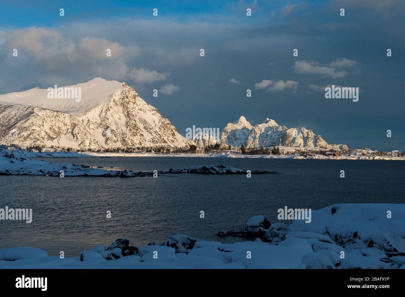 Blick auf schneebedeckte Berge von Vestvagoy Island, der zweiten großen Insel des Lofoten Archipels, Nordland County, Norwegen. Stockfoto