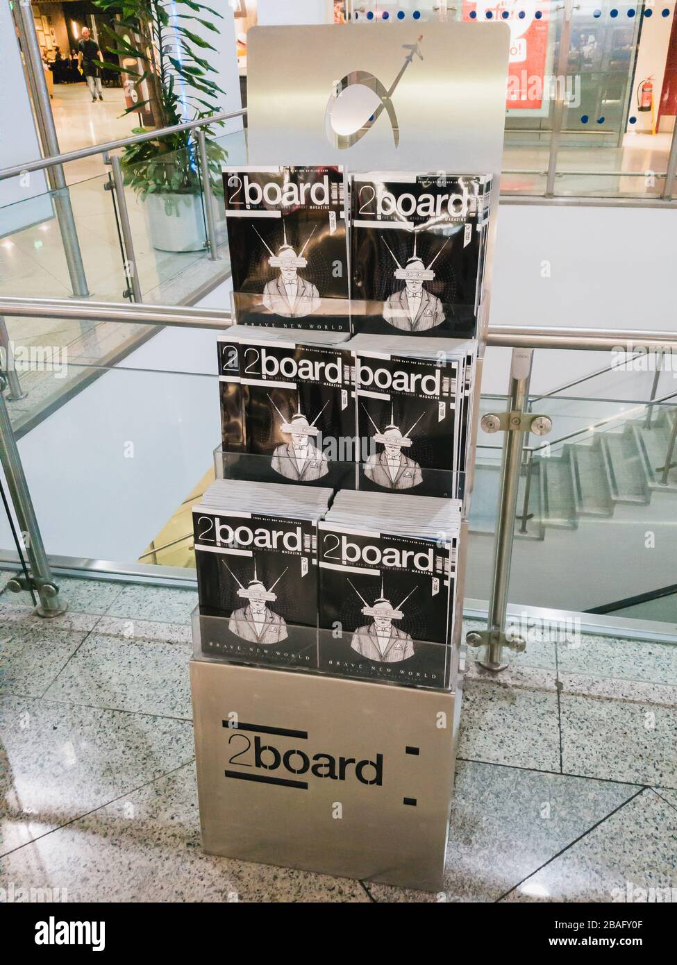 Athen, Griechenland - Februar, 11 2020: Stand mit den 2board-Magazinen im Flughafen - das offizielle Magazin des Internationalen Flughafens Athen Stockfoto