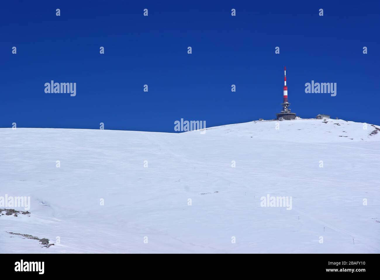 Sendeturm und meteorologische Station auf weißem Berggipfel, im Winter rumänische Karpaten Stockfoto