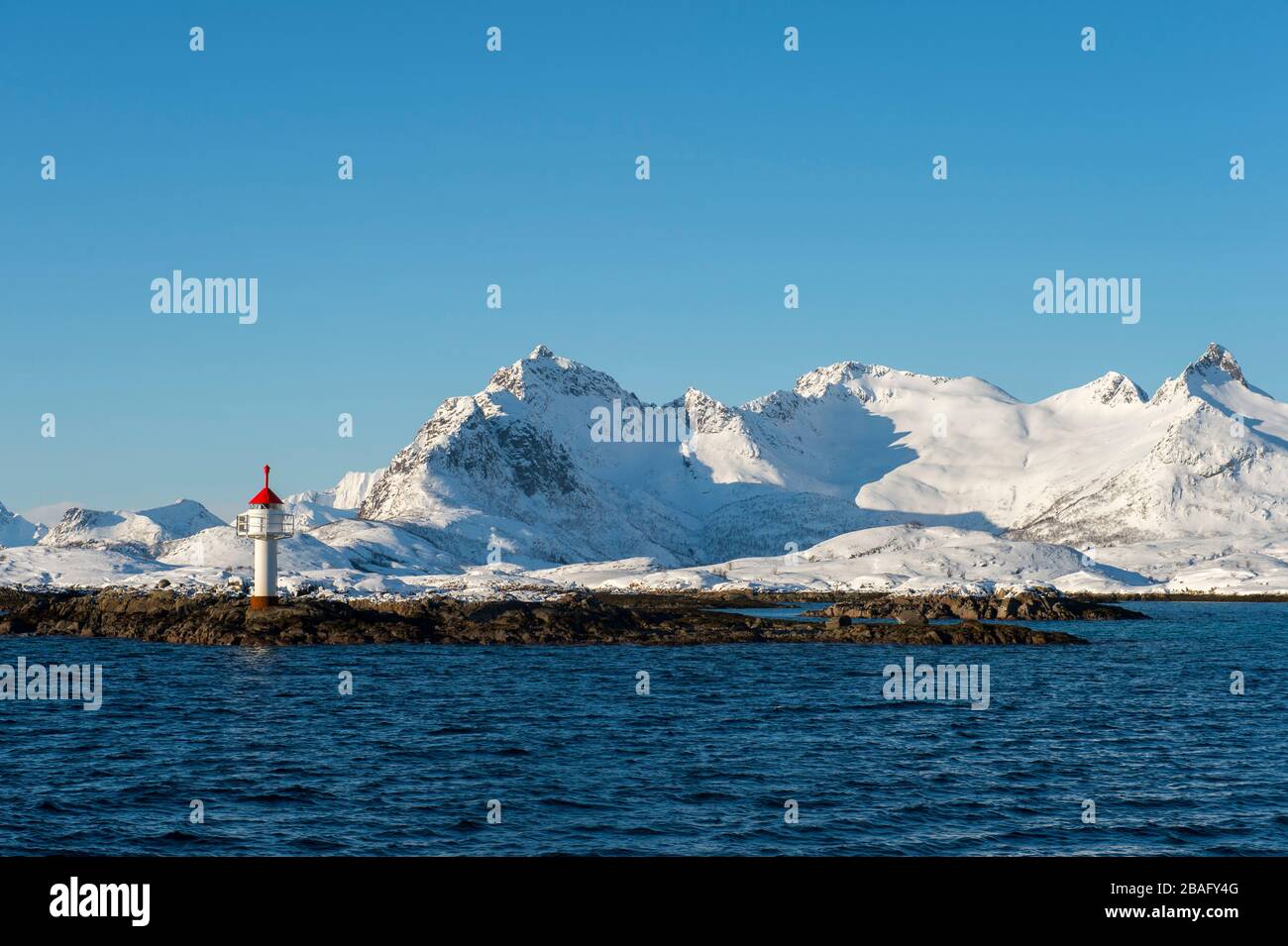 Ein kleiner Leuchtturm auf den Felsen am Hafeneingang von Svolvaer, einer Fischerstadt auf den Lofoten Inseln, Nordland County, Norwegen. Stockfoto