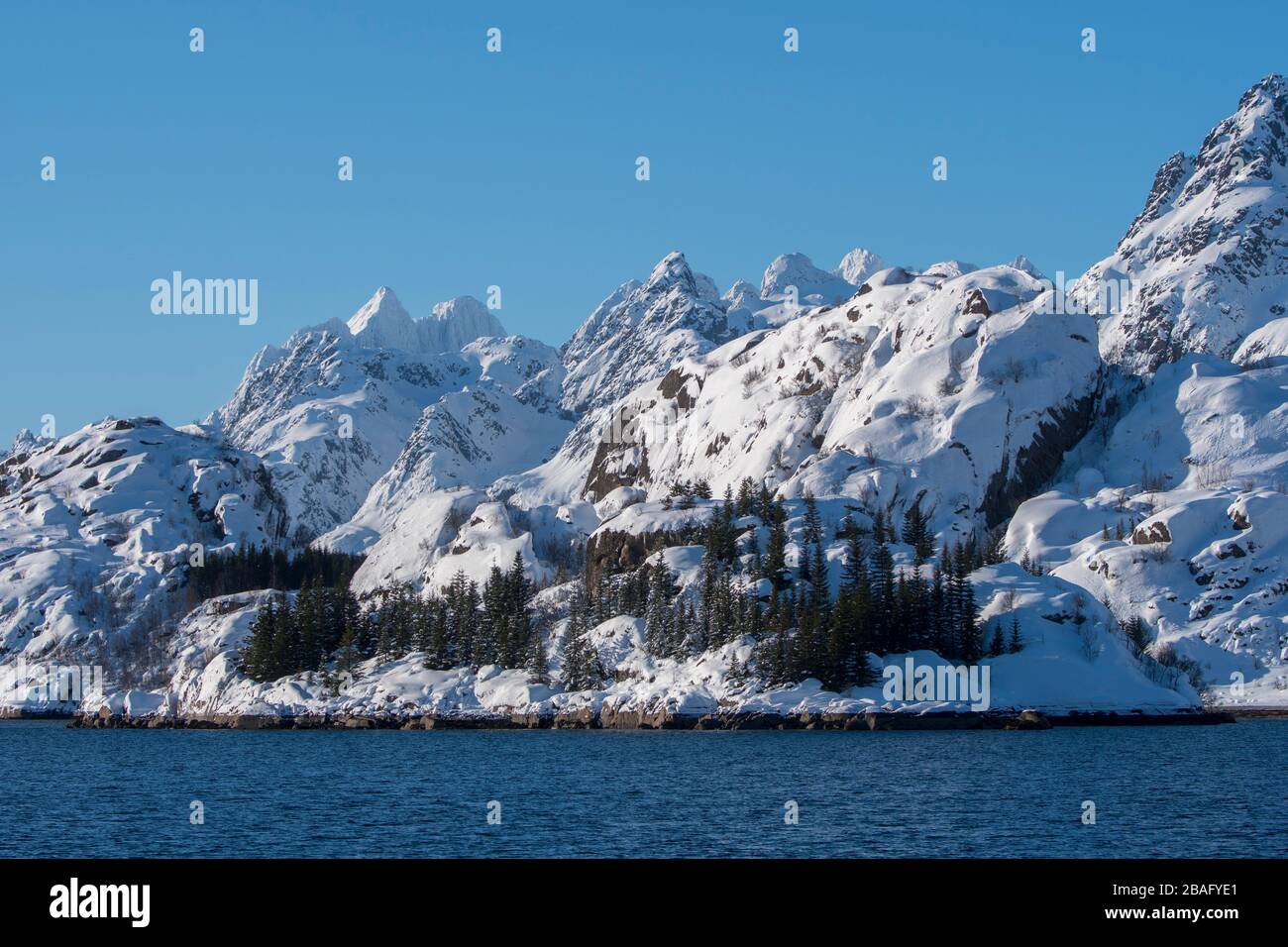 Blick auf schneebedeckte Berge auf der Austvag Insel in der Nähe des berühmten Trollfjords auf den Lofoten Inseln, Nordland County, Norwegen. Stockfoto