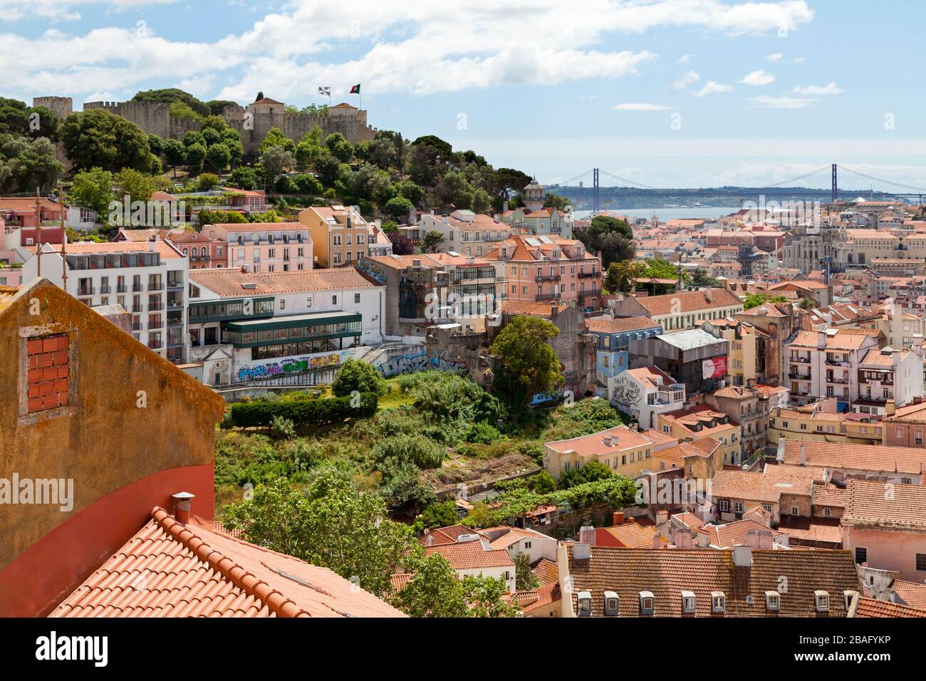Lissabon, Portugal - 01. Juni 2018: Luftbild von einer Bergkuppe der Burg São Jorge, den Ruinen des Carmo-Convents und der Brücke vom 25. April. Stockfoto