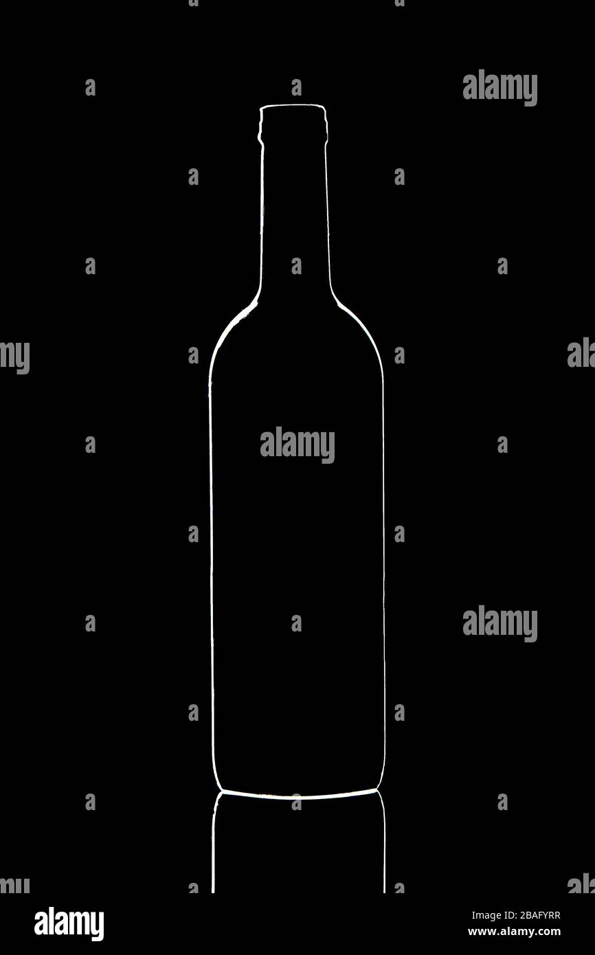 Silhouette einer Weinflasche auf schwarzem Hintergrund Stockfoto