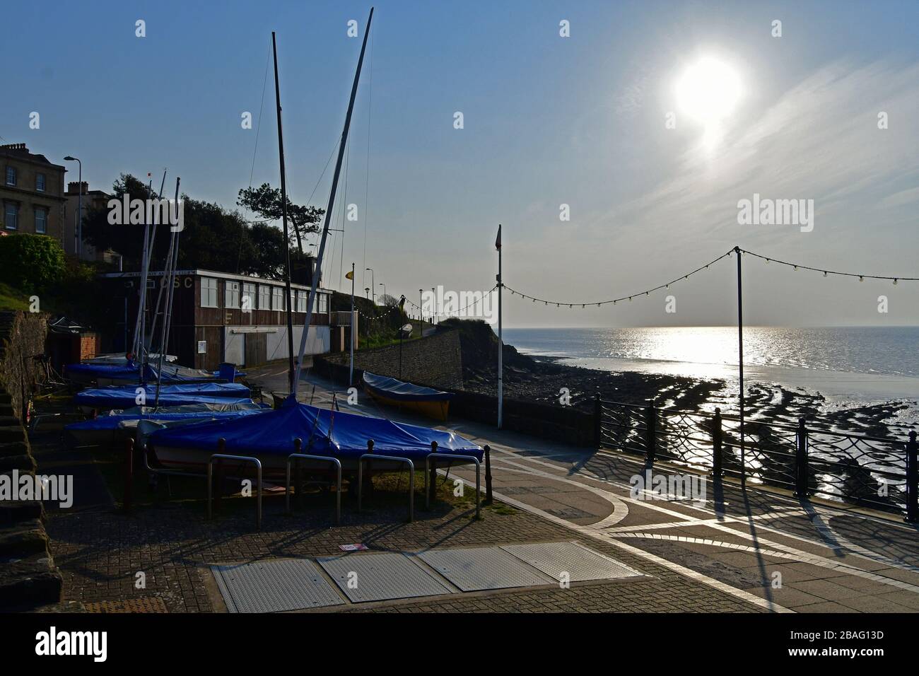 Bristol, Großbritannien. März 2020. UK.Covid-19 Virus-Lockdown. "Stay at Home Advice.sehr wenige Menschen sind an Clevdon Seafront und Yachthafen an einem Frühlingsnachmittag, nach einem Government Lockdown, zu sehen." Bildnachweis: Robert Timoney/Alamy Live News Stockfoto