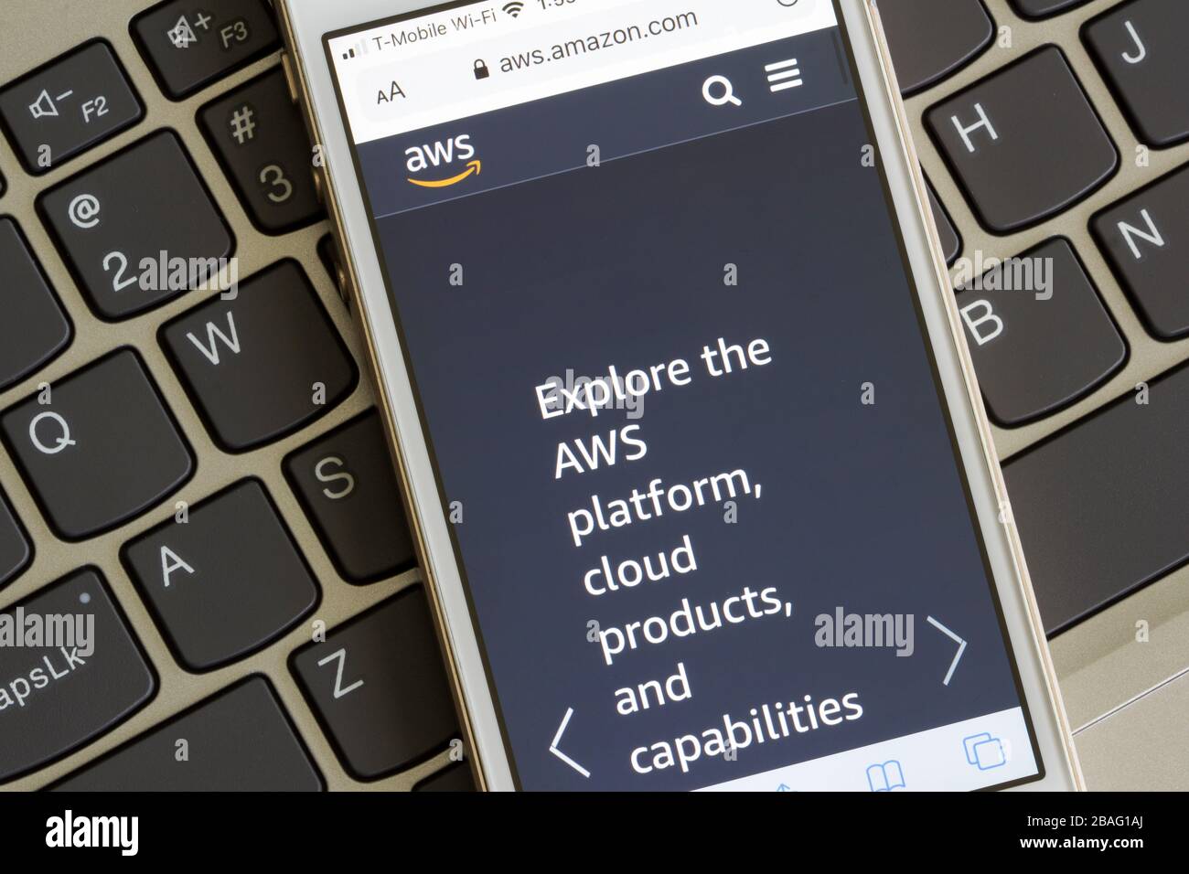 Amazon Web Services-Webseite auf einem Smartphone angezeigt. AWS bietet Cloud-Computing-Plattformen und APIs nach Bedarf für Einzelpersonen, Unternehmen und Behörden. Stockfoto