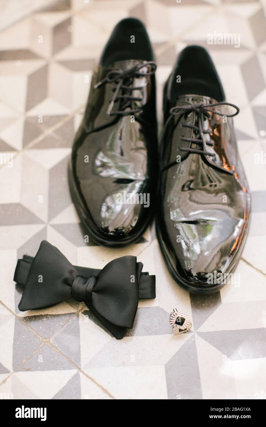 Accessoires für Bräutigam. Schuhe, Krawatte und Manschettenknöpfe. Stockfoto