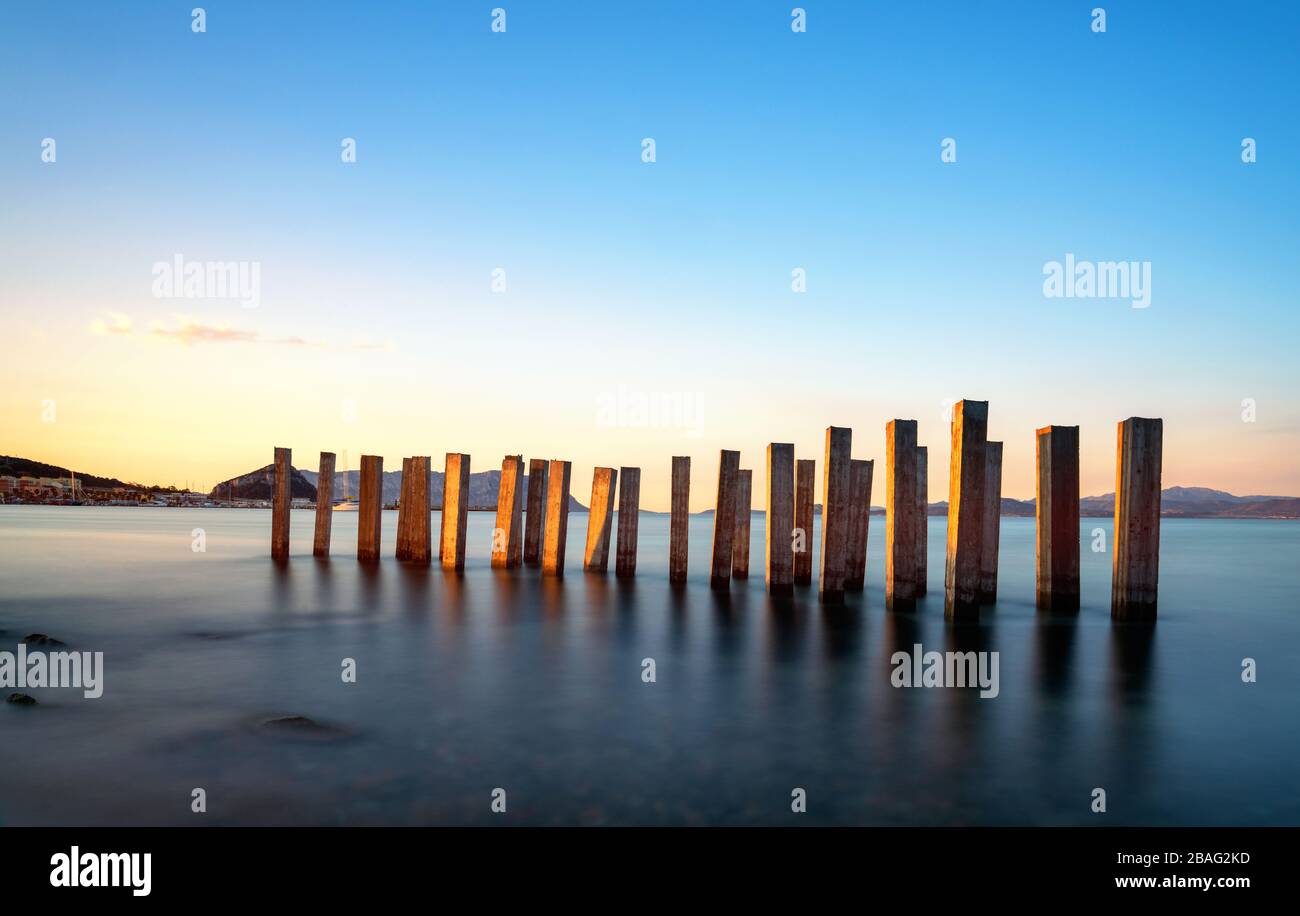 Sardinien; Italien; Kunstwerke aus Betonpfeilern im Meer Stockfoto