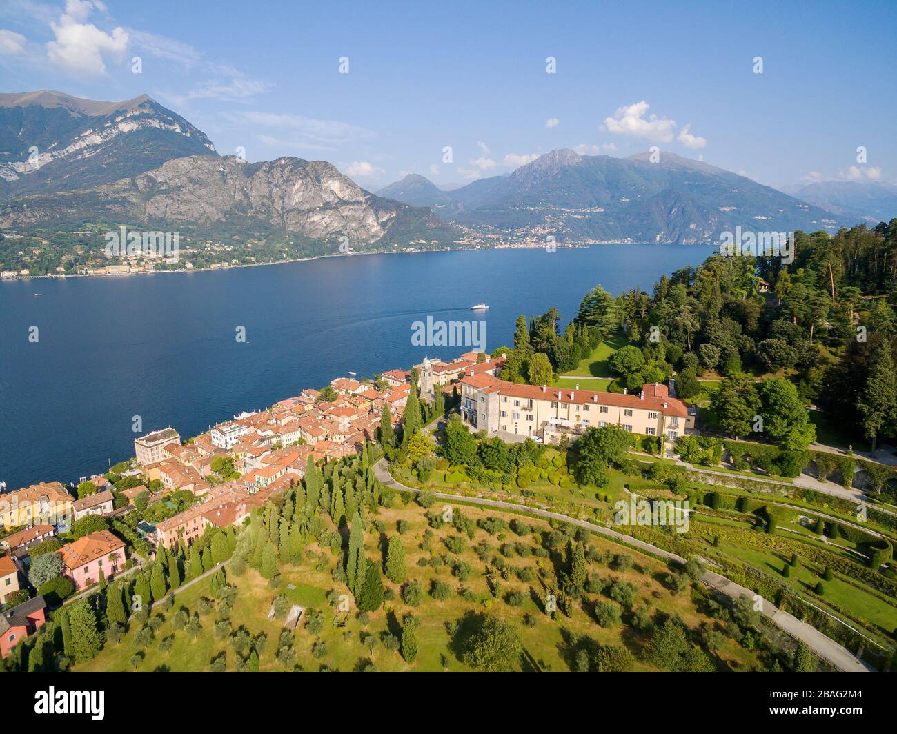 Comer See (IT) - Bellagio und Villa Serbelloni mit Park und Garten - Luftbild Stockfoto