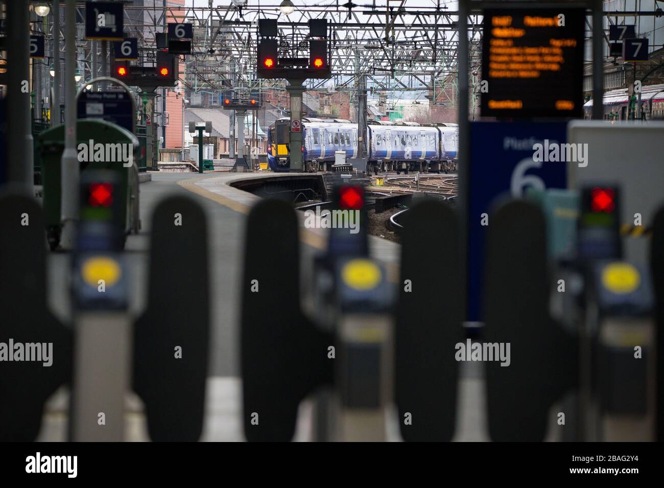 Glasgow, Großbritannien. März 2020. Abgebildet: Der Hauptbahnhof mitten in Glasgow während der Hauptverkehrszeit ist jetzt wie eine Geisterstadt. Blick auf das Stadtzentrum von Glasgow, in dem leere Straßen, Geschäfte und leere Bahnstationen zu sehen sind, in der Regel eine geschäftige Straßenszene mit Käufern und Leuten, die in der Stadt arbeiten. Die Pandemie von Coronavirus hat die britische Regierung gezwungen, eine Schließung aller Großstädte Großbritanniens anzuordnen und die Menschen zu Hause zu lassen. Kredit: Colin Fisher/Alamy Live News Stockfoto