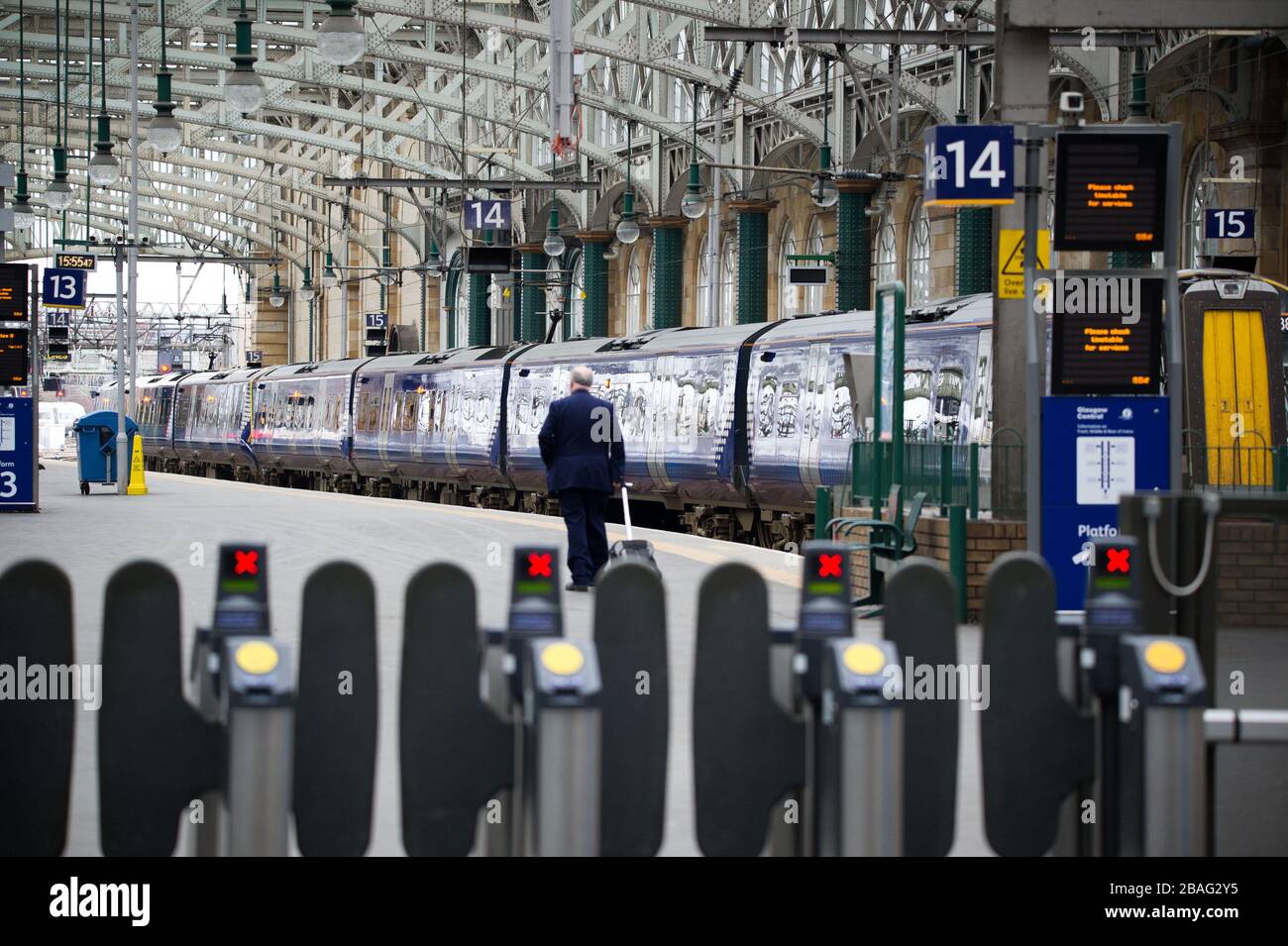 Glasgow, Großbritannien. März 2020. Abgebildet: Der Hauptbahnhof mitten in Glasgow während der Hauptverkehrszeit ist jetzt wie eine Geisterstadt. Blick auf das Stadtzentrum von Glasgow, in dem leere Straßen, Geschäfte und leere Bahnstationen zu sehen sind, in der Regel eine geschäftige Straßenszene mit Käufern und Leuten, die in der Stadt arbeiten. Die Pandemie von Coronavirus hat die britische Regierung gezwungen, eine Schließung aller Großstädte Großbritanniens anzuordnen und die Menschen zu Hause zu lassen. Kredit: Colin Fisher/Alamy Live News Stockfoto