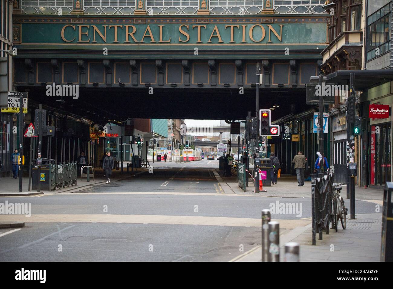 Glasgow, Großbritannien. März 2020. Abgebildet: Der Hauptbahnhof mitten in Glasgow während der Hauptverkehrszeit ist jetzt wie eine Geisterstadt. Blick auf das Stadtzentrum von Glasgow, in dem leere Straßen, Geschäfte und leere Bahnstationen zu sehen sind, in der Regel eine geschäftige Straßenszene mit Käufern und Leuten, die in der Stadt arbeiten. Die Pandemie von Coronavirus hat die britische Regierung gezwungen, eine Schließung aller Großstädte Großbritanniens anzuordnen und die Menschen zu Hause zu lassen. Kredit: Colin Fisher/Alamy Live News Stockfoto