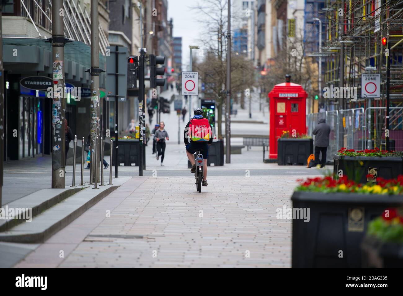 Glasgow, Großbritannien. März 2020. Bild: Blick auf das Stadtzentrum von Glasgow, mit leeren Straßen, geschlossenen Geschäften und leeren Bahnhöfen während einer geschäftigen Straßenszene mit Käufern und Leuten, die in der Stadt arbeiten. Die Pandemie von Coronavirus hat die britische Regierung gezwungen, eine Schließung aller Großstädte Großbritanniens anzuordnen und die Menschen zu Hause zu lassen. Kredit: Colin Fisher/Alamy Live News Stockfoto