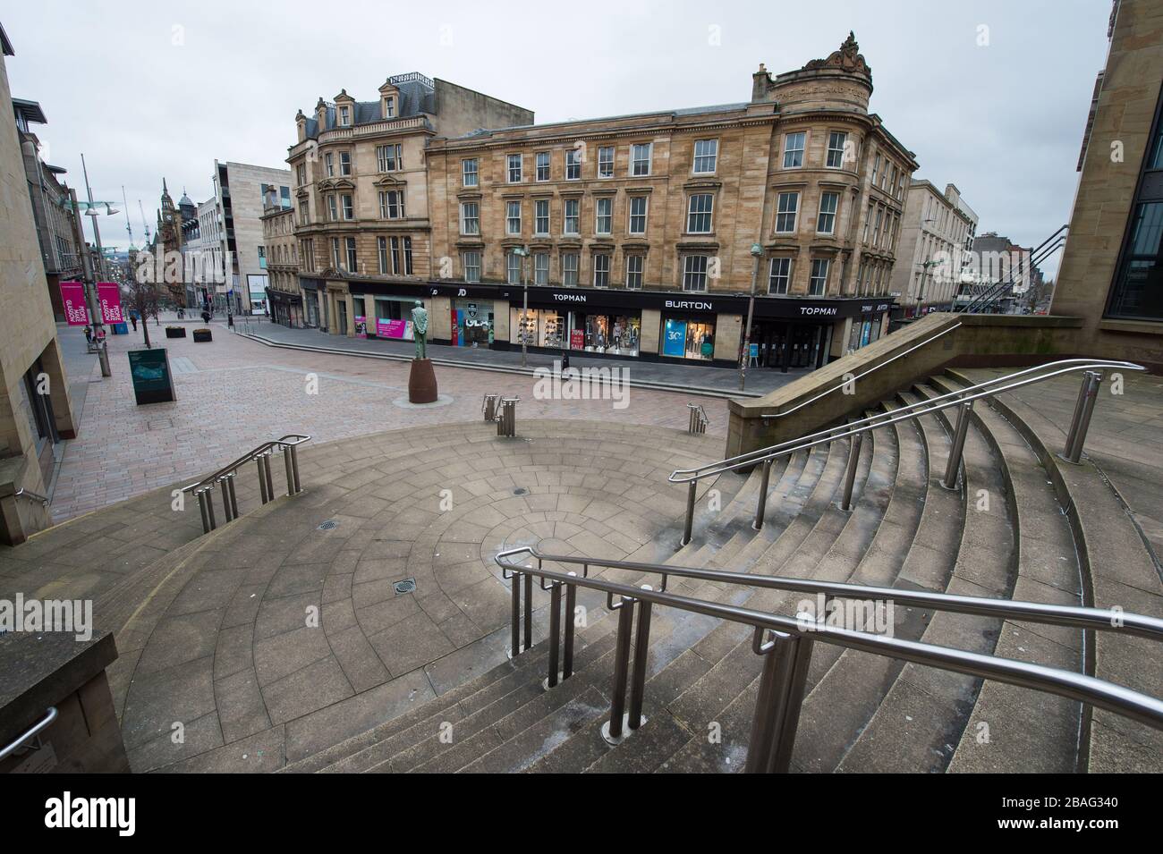 Glasgow, Großbritannien. März 2020. Abgebildet: Buchanan Street - Glasgows Style Meile, die jetzt wie eine Geisterstadt ist. Blick auf das Stadtzentrum von Glasgow, in dem leere Straßen, Geschäfte und leere Bahnstationen zu sehen sind, in der Regel eine geschäftige Straßenszene mit Käufern und Leuten, die in der Stadt arbeiten. Die Pandemie von Coronavirus hat die britische Regierung gezwungen, eine Schließung aller Großstädte Großbritanniens anzuordnen und die Menschen zu Hause zu lassen. Kredit: Colin Fisher/Alamy Live News Stockfoto