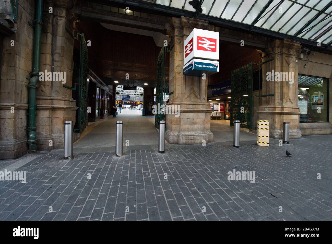 Glasgow, Großbritannien. März 2020. Abgebildet: Der Hauptbahnhof mitten in Glasgow während der Hauptverkehrszeit ist jetzt wie eine Geisterstadt. Blick auf das Stadtzentrum von Glasgow, in dem leere Straßen, Geschäfte und leere Bahnstationen zu sehen sind, in der Regel eine geschäftige Straßenszene mit Käufern und Leuten, die in der Stadt arbeiten. Die Pandemie von Coronavirus hat die britische Regierung gezwungen, eine Schließung aller Großstädte Großbritanniens anzuordnen und die Menschen zu Hause zu lassen. Kredit: Colin Fisher/Alamy Live News Stockfoto