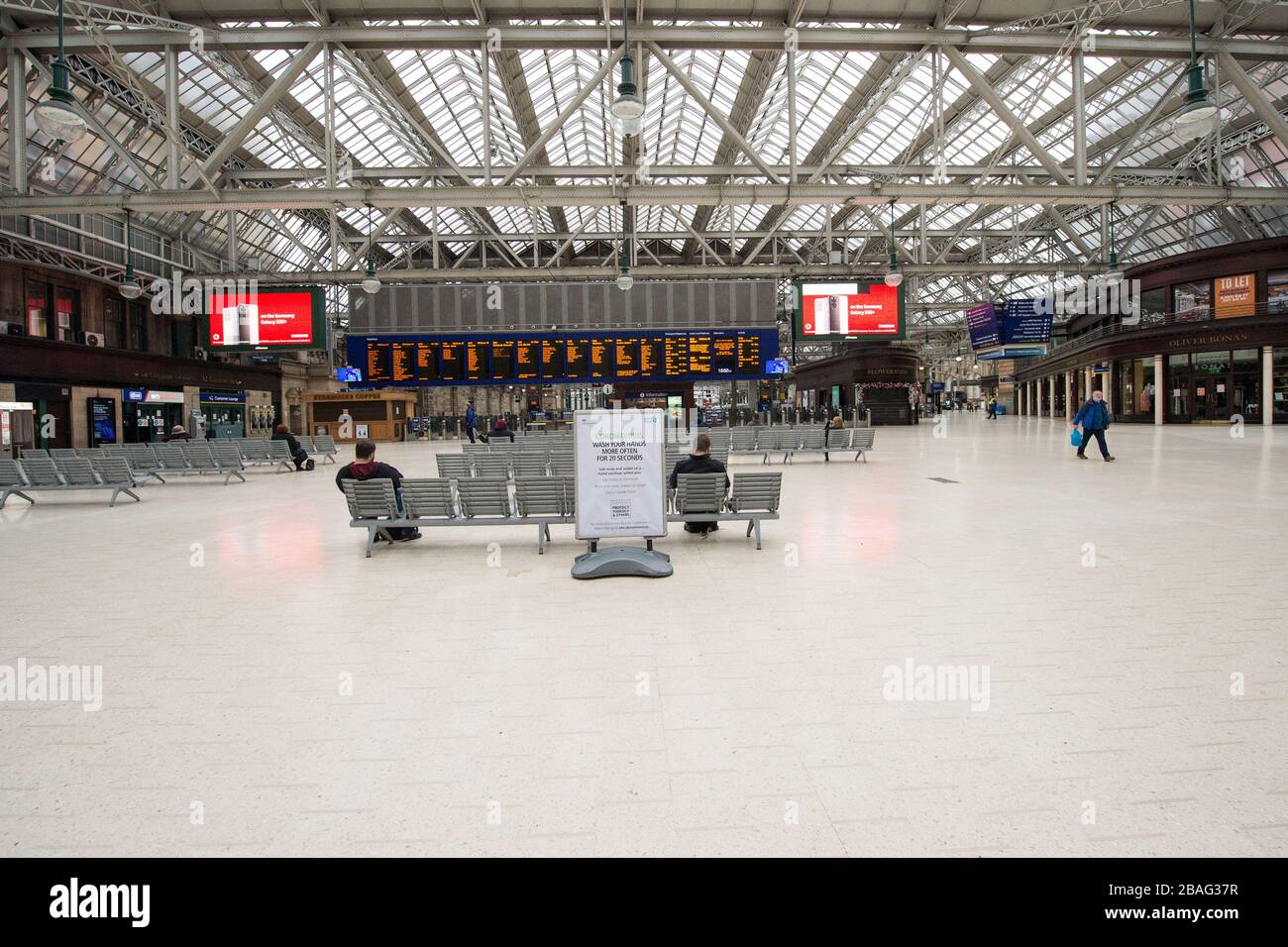 Glasgow, Großbritannien. März 2020. Abgebildet: Der Hauptbahnhof mitten in Glasgow während der Hauptverkehrszeit ist jetzt wie eine Geisterstadt. Blick auf das Stadtzentrum von Glasgow, in dem leere Straßen, Geschäfte und leere Bahnstationen zu sehen sind, in der Regel eine geschäftige Straßenszene mit Käufern und Leuten, die in der Stadt arbeiten. Die Pandemie von Coronavirus hat die britische Regierung gezwungen, eine Schließung aller Großstädte Großbritanniens anzuordnen und die Menschen zu Hause zu lassen. Kredit: Colin Fisher/Alamy Live News Stockfoto