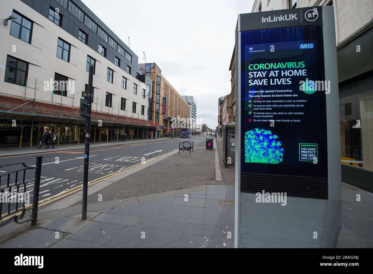 Glasgow, Großbritannien. März 2020. Abbildung: Hinweise zur öffentlichen Sicherheit, die die Öffentlichkeit über Coronavirus informieren. Blick auf das Stadtzentrum von Glasgow, in dem leere Straßen, Geschäfte und leere Bahnstationen zu sehen sind, in der Regel eine geschäftige Straßenszene mit Käufern und Leuten, die in der Stadt arbeiten. Die Pandemie von Coronavirus hat die britische Regierung gezwungen, eine Schließung aller Großstädte Großbritanniens anzuordnen und die Menschen zu Hause zu lassen. Kredit: Colin Fisher/Alamy Live News Stockfoto