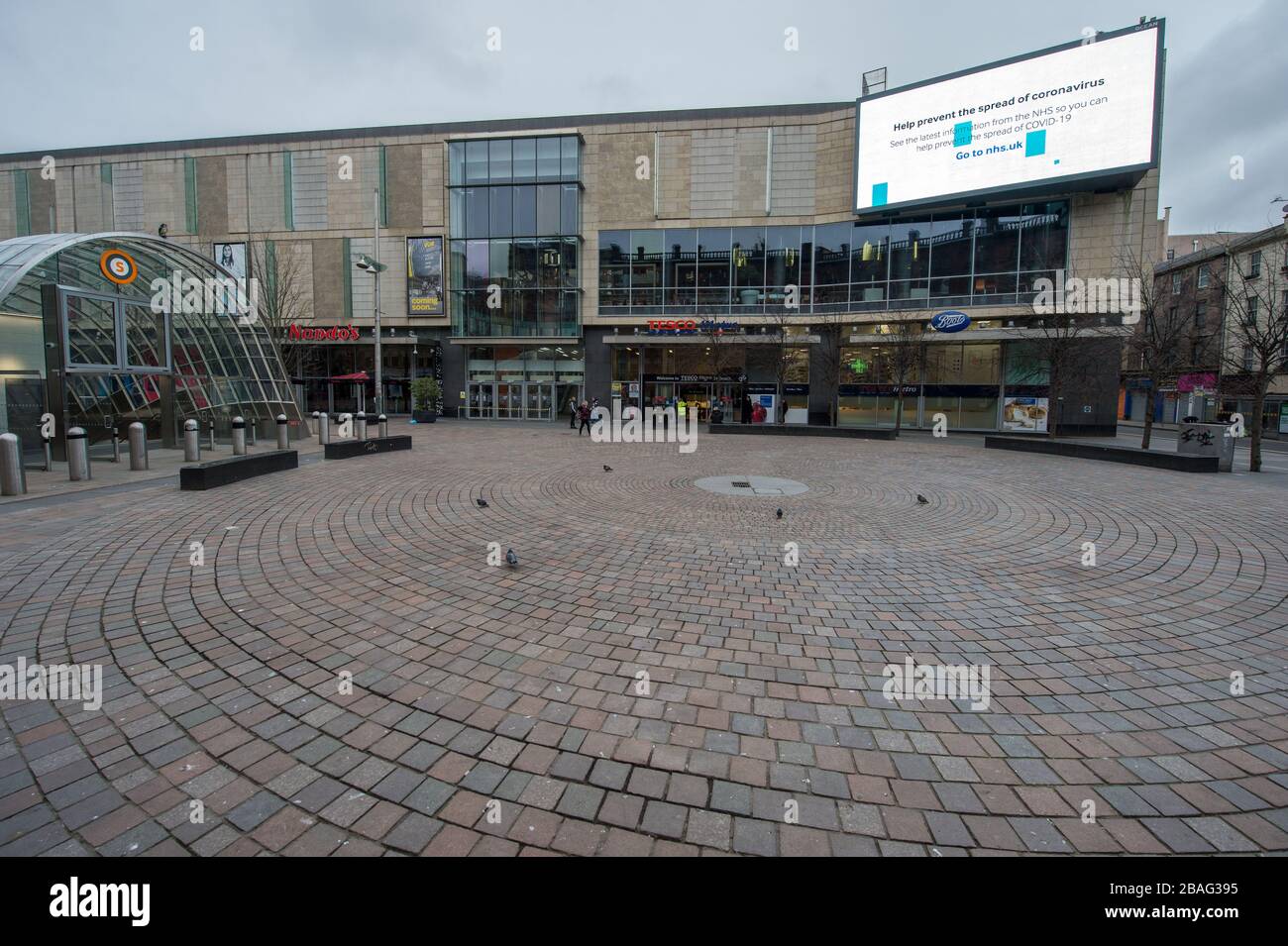 Glasgow, Großbritannien. März 2020. Bild: U-Bahnhof St. Enoch am ST Enoch Square in Glasgow jetzt völlig leer. Blick auf das Stadtzentrum von Glasgow, in dem leere Straßen, Geschäfte und leere Bahnstationen zu sehen sind, in der Regel eine geschäftige Straßenszene mit Käufern und Leuten, die in der Stadt arbeiten. Die Pandemie von Coronavirus hat die britische Regierung gezwungen, eine Schließung aller Großstädte Großbritanniens anzuordnen und die Menschen zu Hause zu lassen. Kredit: Colin Fisher/Alamy Live News Stockfoto