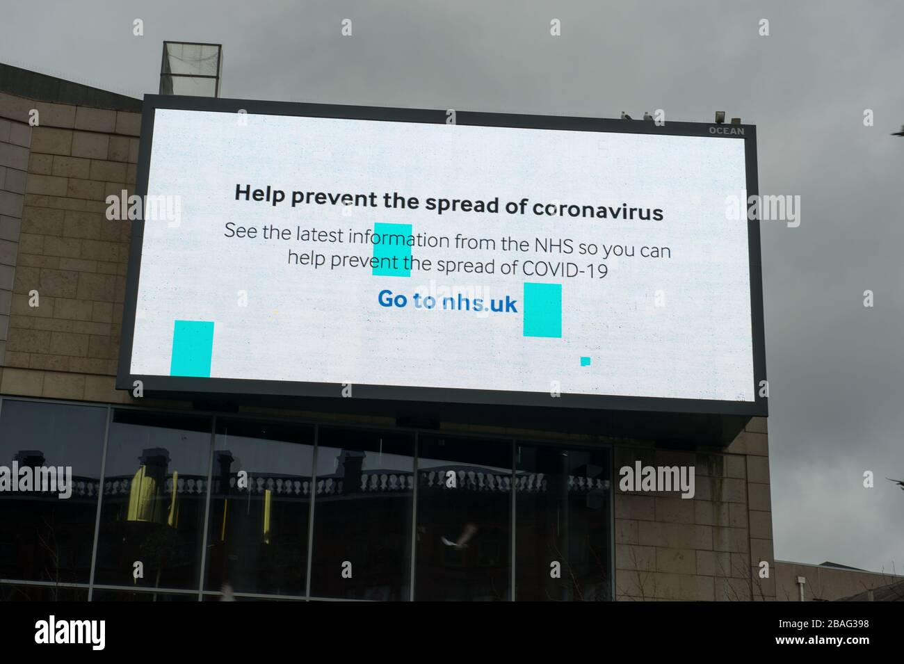 Glasgow, Großbritannien. März 2020. Abbildung: Hinweise zur öffentlichen Sicherheit, die die Öffentlichkeit über Coronavirus informieren. Blick auf das Stadtzentrum von Glasgow, in dem leere Straßen, Geschäfte und leere Bahnstationen zu sehen sind, in der Regel eine geschäftige Straßenszene mit Käufern und Leuten, die in der Stadt arbeiten. Die Pandemie von Coronavirus hat die britische Regierung gezwungen, eine Schließung aller Großstädte Großbritanniens anzuordnen und die Menschen zu Hause zu lassen. Kredit: Colin Fisher/Alamy Live News Stockfoto