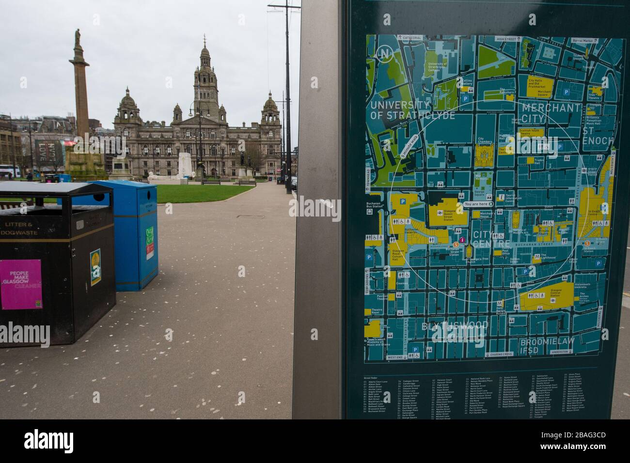 Glasgow, Großbritannien. März 2020. Bild: Der George Square im Zentrum von Glasgow, auf dem die City Chambers zu sehen sind, ist jetzt völlig leer. Blick auf das Stadtzentrum von Glasgow, in dem leere Straßen, Geschäfte und leere Bahnstationen zu sehen sind, in der Regel eine geschäftige Straßenszene mit Käufern und Leuten, die in der Stadt arbeiten. Die Pandemie von Coronavirus hat die britische Regierung gezwungen, eine Schließung aller Großstädte Großbritanniens anzuordnen und die Menschen zu Hause zu lassen. Kredit: Colin Fisher/Alamy Live News Stockfoto