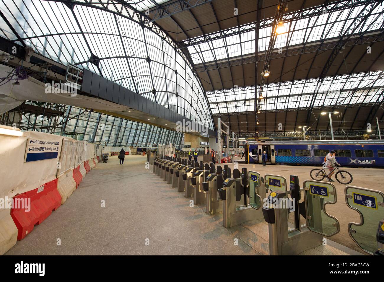 Glasgow, Großbritannien. März 2020. Abgebildet: Die Queen Street Station mitten in Glasgow während der Hauptverkehrszeit ist jetzt wie eine Geisterstadt. Blick auf das Stadtzentrum von Glasgow, in dem leere Straßen, Geschäfte und leere Bahnstationen zu sehen sind, in der Regel eine geschäftige Straßenszene mit Käufern und Leuten, die in der Stadt arbeiten. Die Pandemie von Coronavirus hat die britische Regierung gezwungen, eine Schließung aller Großstädte Großbritanniens anzuordnen und die Menschen zu Hause zu lassen. Kredit: Colin Fisher/Alamy Live News Stockfoto
