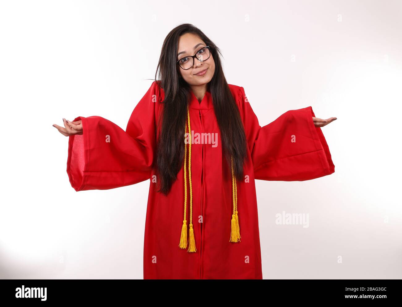 Ein kürzlich absolvierter Absolvent ist noch immer unentschlossen über den nächsten Schritt. Stockfoto