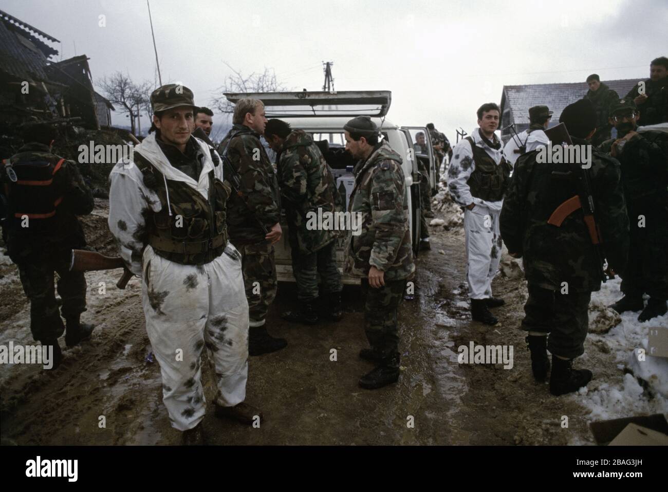 Januar 1994 während des Krieges in Zentralbosnien: Soldaten der HVO's Rama Brigade im bosnisch-muslimischen Dorf hier, das sie zwei Tage zuvor gefangen genommen hatten. Stockfoto