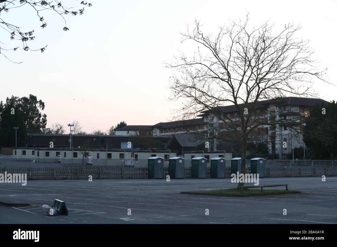 Temporäre Gebäude werden für Coronavirus errichtet, die für NHS-Arbeiter im Parkplatz der Chessington World of Adventures in Chessington, Greater London, getestet werden. Stockfoto