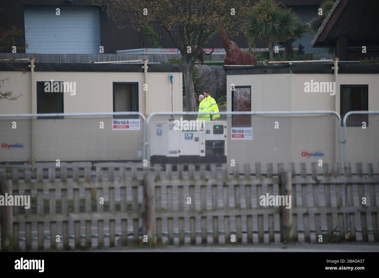 Temporäre Gebäude werden für Coronavirus errichtet, die für NHS-Arbeiter im Parkplatz der Chessington World of Adventures in Chessington, Greater London, getestet werden. Stockfoto