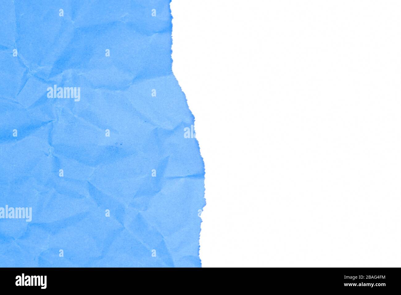 Weiß gerippter Papper und blau zerknitterter Hintergrund Stockfoto