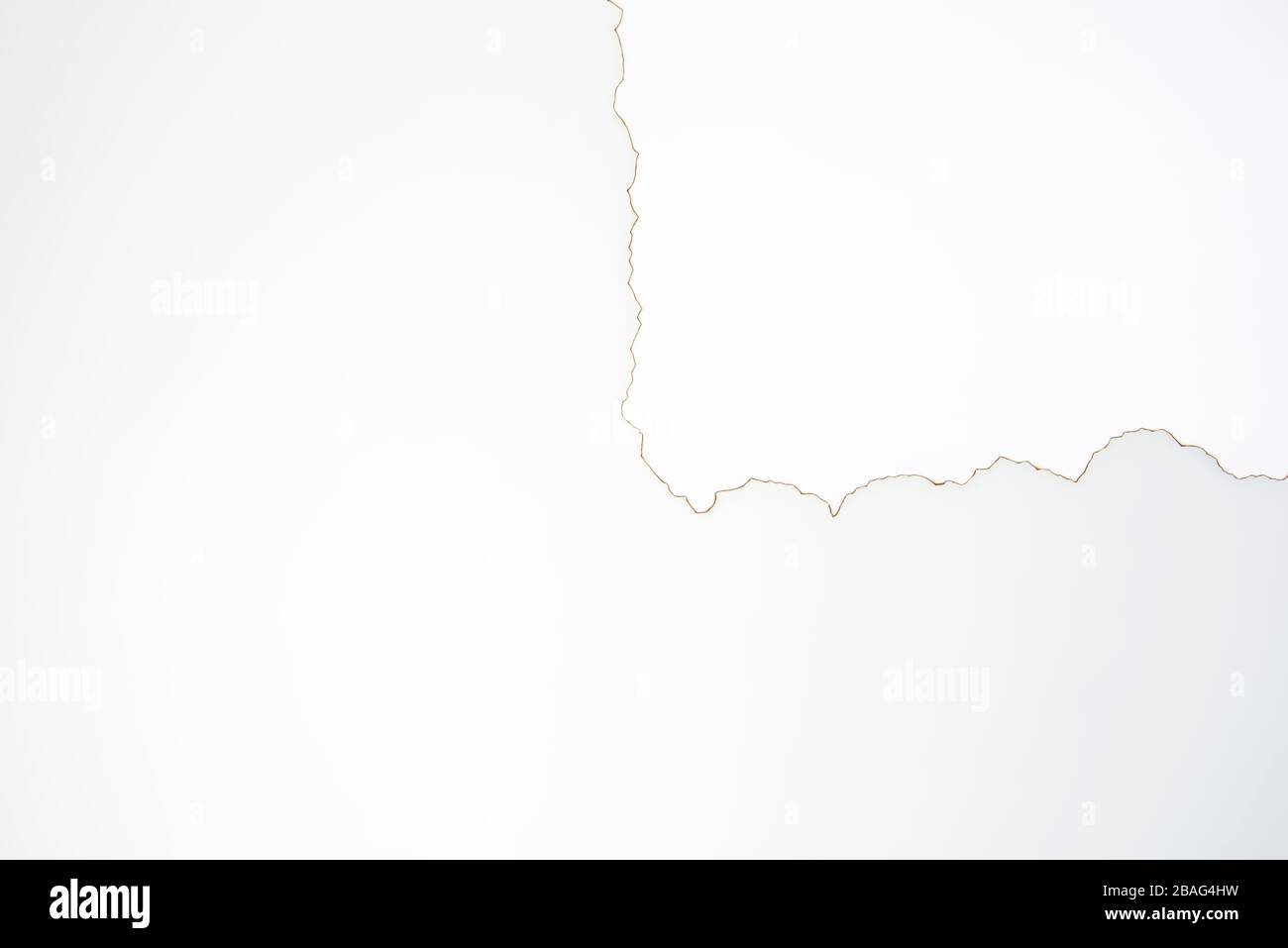 Verbrannte Kanten von weißem Papier, verbrannte Kontur Stockfoto