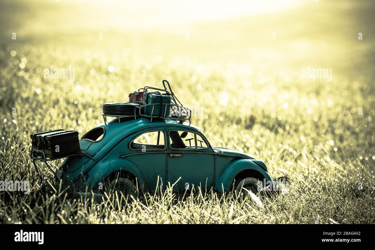 Realistische Komposition mit dem Automodell auf dem Land Stockfoto