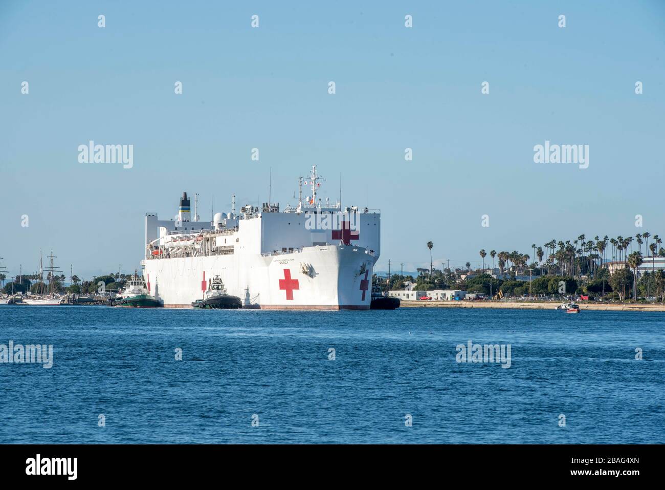 Los Angeles, Vereinigte Staaten. März 2020. Das US Navy Military Sealift Command Hospitalschiff USNS Mercy, das zur Unterstützung der COVID-19 eingesetzt wurde, kommt Coronavirus Response im Hafen von Los Angeles am 27. März 2020 in Los Angeles, Kalifornien an. Gutschrift: David Mora Jr./US Navy/Alamy Live News Stockfoto