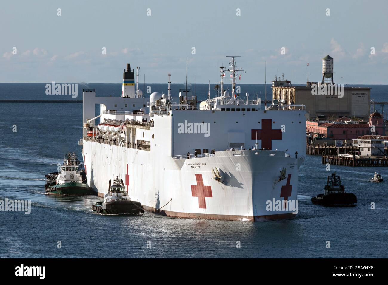 Los Angeles, Vereinigte Staaten. März 2020. Das US Navy Military Sealift Command Hospitalschiff USNS Mercy, das zur Unterstützung der COVID-19 eingesetzt wurde, kommt Coronavirus Response im Hafen von Los Angeles am 27. März 2020 in Los Angeles, Kalifornien an. Kredit: Alexa M. Hernandez/US Marines/Alamy Live News Stockfoto