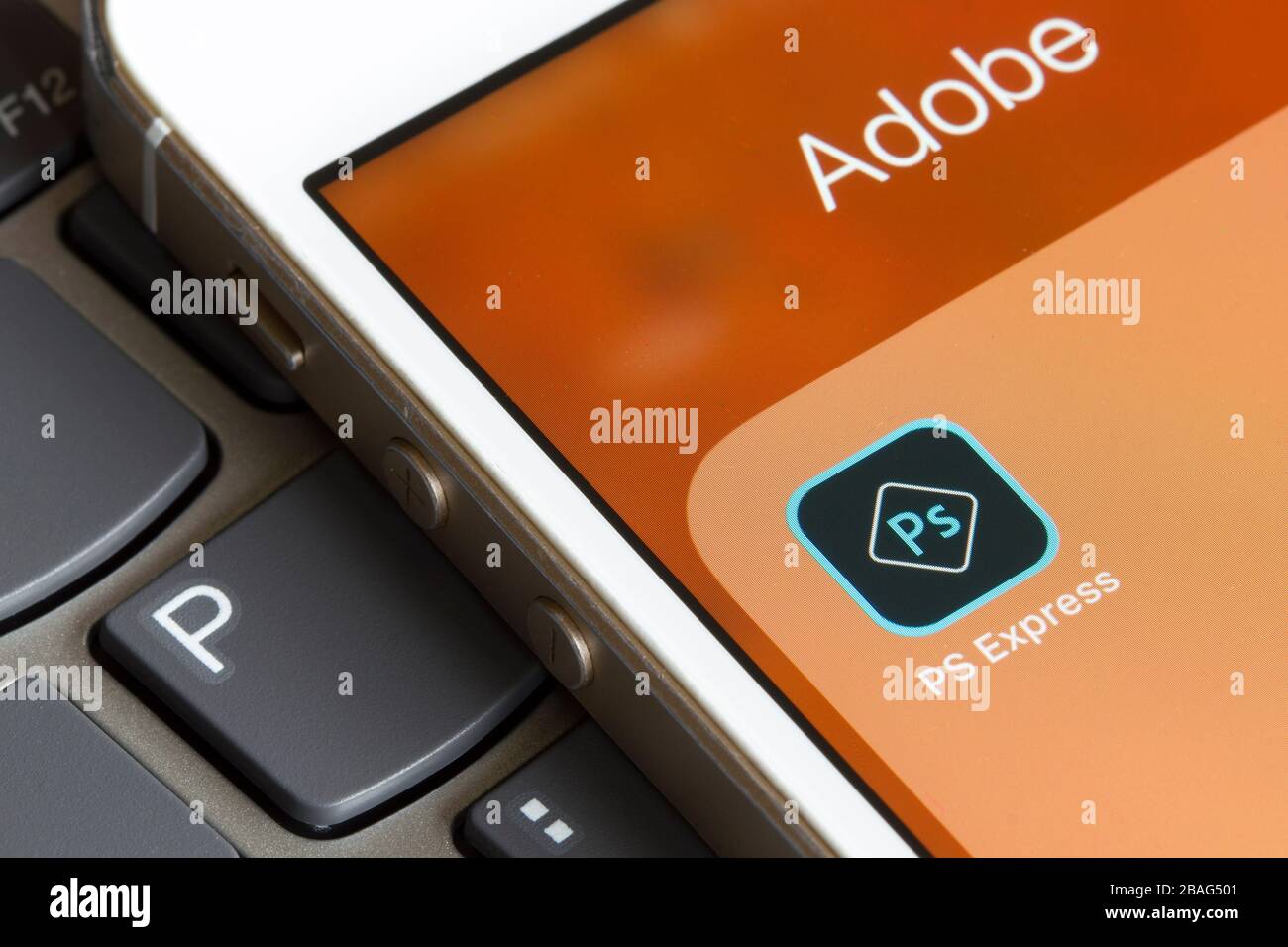 Schließen Sie das Symbol für die mobile App von Adobe Photoshop Express. Adobe PS Express ist eine von Adobe, Inc. Entwickelte mobile Anwendung zur Bildbearbeitung und Collage Stockfoto