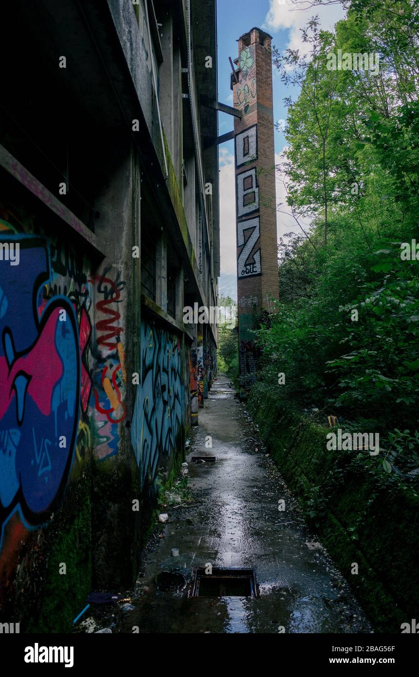 Stadtforscher verlassenen Gebäude in frankreich Graffiti Stockfoto