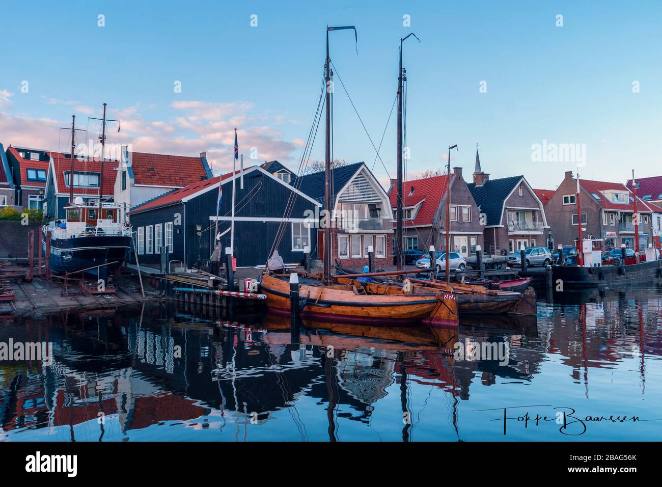 Urk Niederlande Europa, Sonnenaufgang am Hafen von dem kleinen Fischerdorf Urk Stockfoto