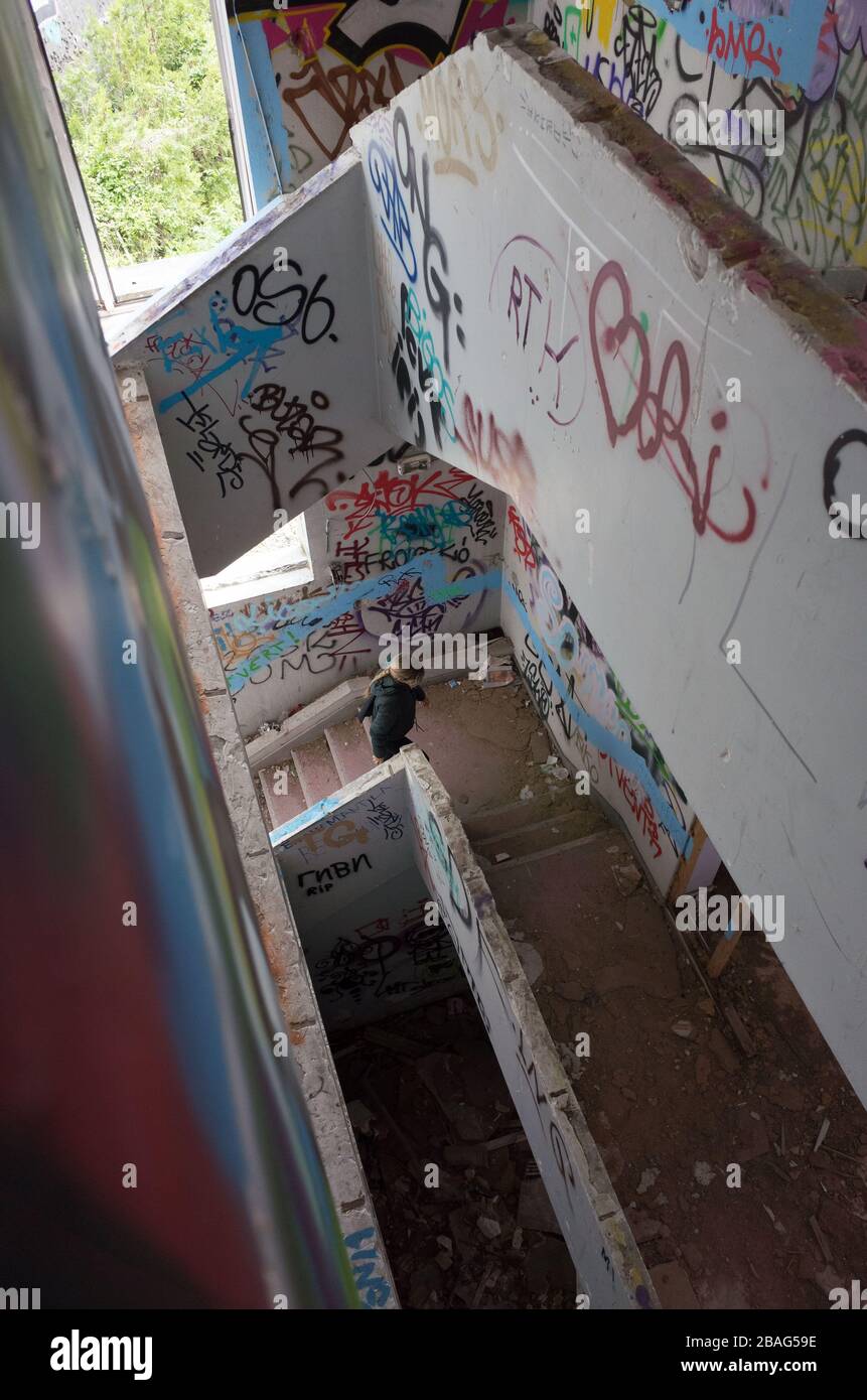 Verlassene Baustadtexplorer im Treppenhaus Stockfoto