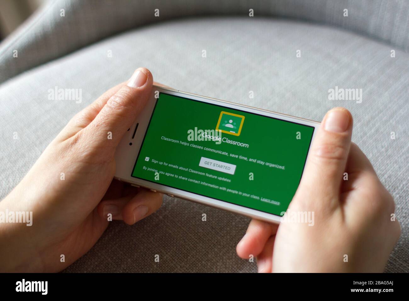 Ein Mädchen, das die mobile App von Google Classroom verwendet, um von ihrem Telefon aus einer Online-Klasse beizutreten. Die App soll das Erstellen, Verteilen und Sortieren von Aufgaben vereinfachen. Stockfoto