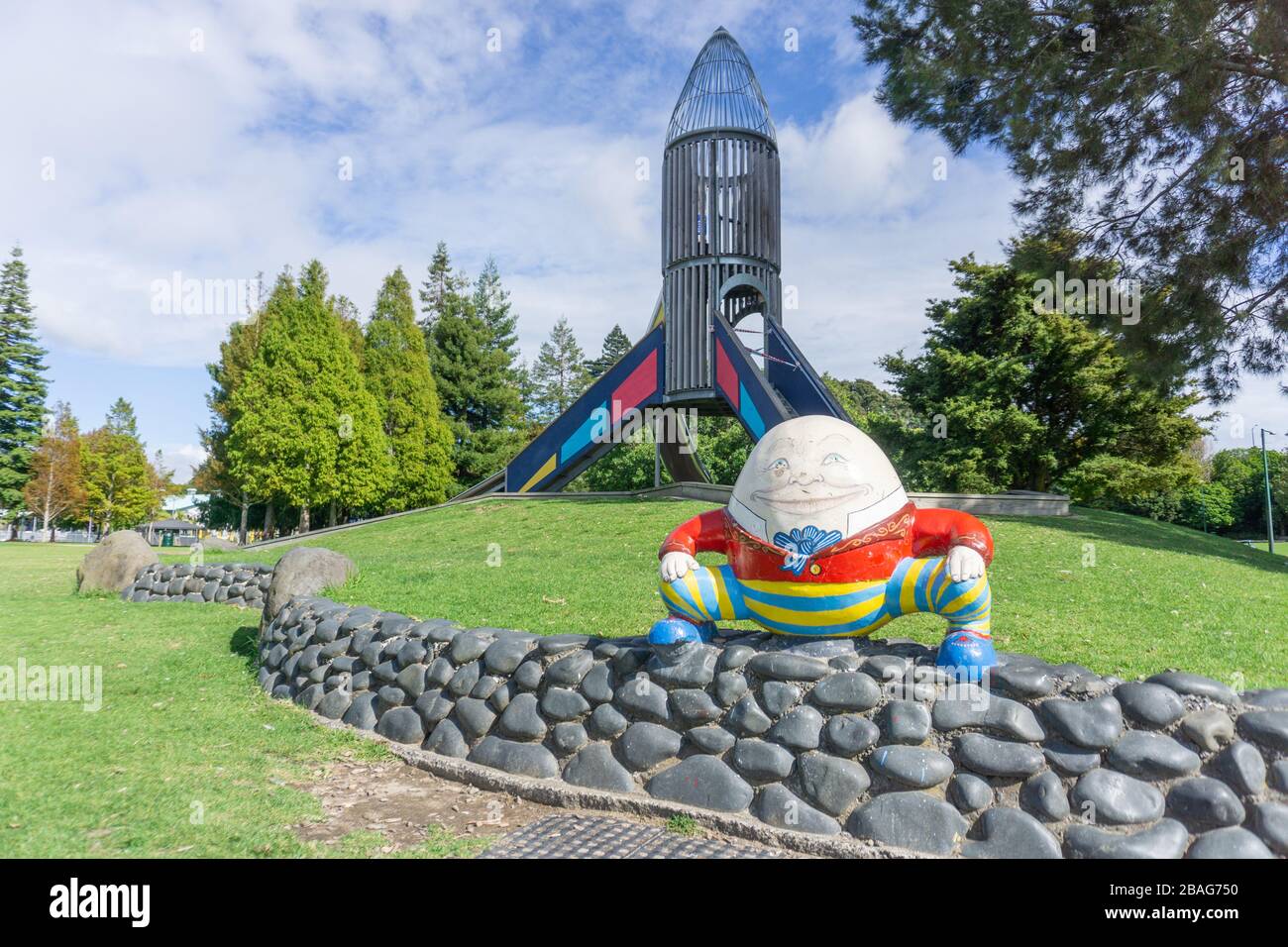 Smiling Humpty-Dumpty überblickt Tauranga Memorial Park Children's Playground desertiert, da die Menschen angewiesen werden, während der Kovid-19-Sperrperi zu Hause zu bleiben Stockfoto