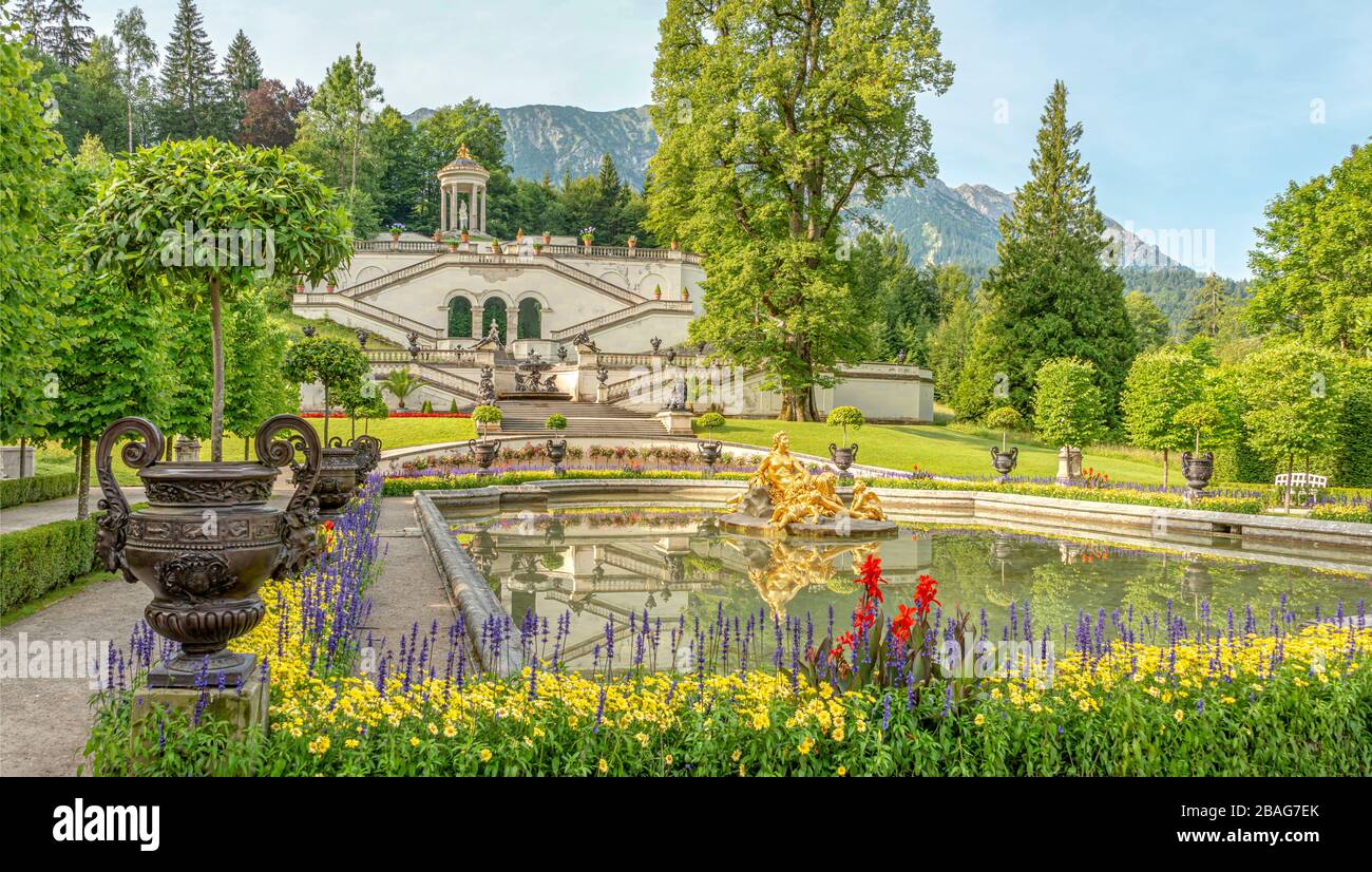 Brunnen und Teich am Wasserparterre im Park des Schlosses Linderhof