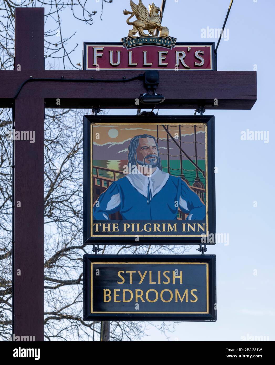 Traditionelles Schild mit hängenden Pubs im Pilgrim Inn - ein öffentliches Haus von Fuller - Hythe Road, Marchwood, Hampshire, England, Großbritannien. Stockfoto