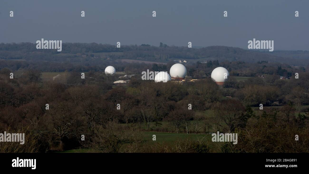 Landschaftsansicht mit Radarkuppeln der Satellite Ground Station in RAF Oakhanger, Hampshire, England, Großbritannien Stockfoto